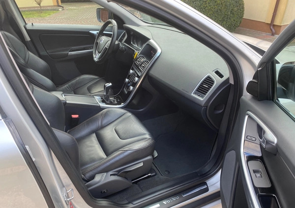 Volvo XC 60 cena 79999 przebieg: 125000, rok produkcji 2017 z Staszów małe 781